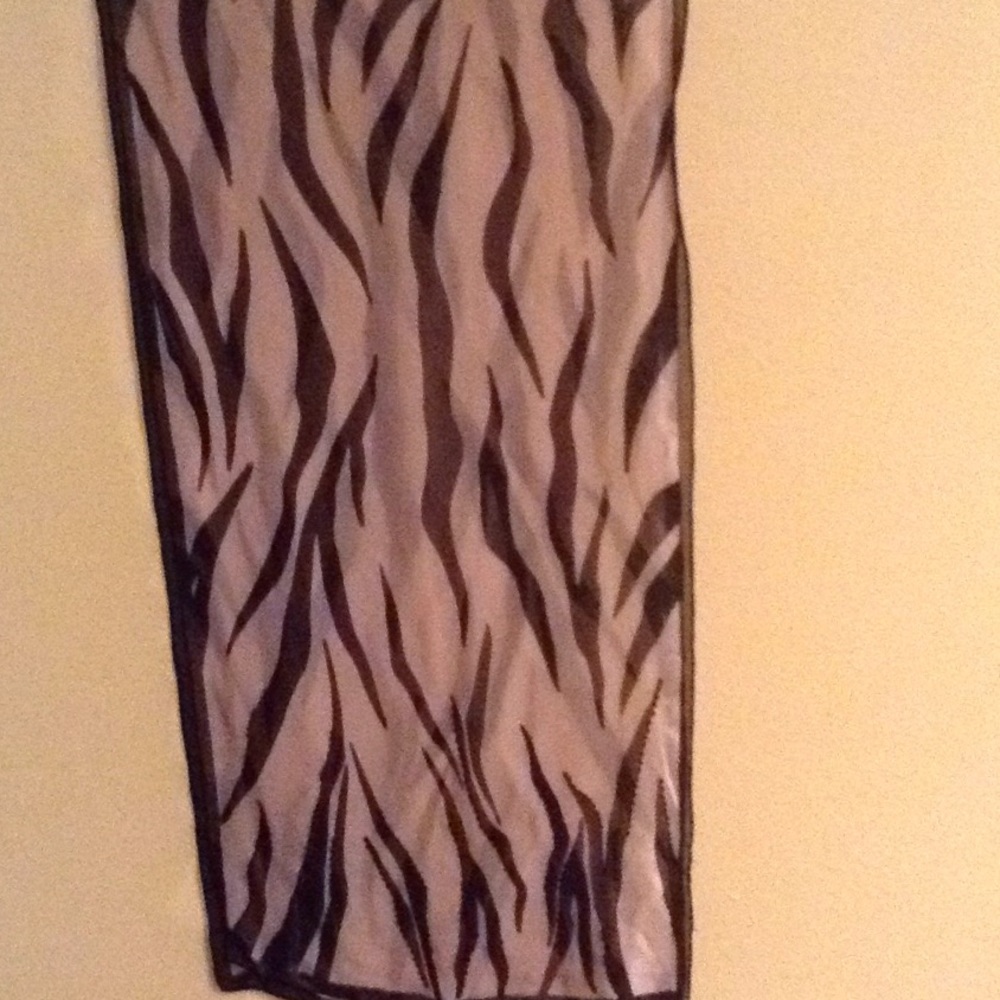 Dressy scarf with sequins enbellishments